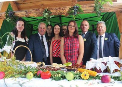 Rolę Starostów dożynkowych pełnili Pani Anna Rosiak z Płośnicy i