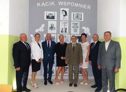nauczyciele, pracownicy Urzędu Gminy w Płośnicy a także