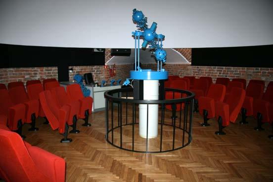 Zeiss, wyświetlane są obrazy ciał niebieskich widocznych z dowolnej szerokości geograficznej, pory dnia i roku. W ciągu 45 lat pracy muzealnego planetarium odbyło się ponad 46.000 seansów, średnio ok.