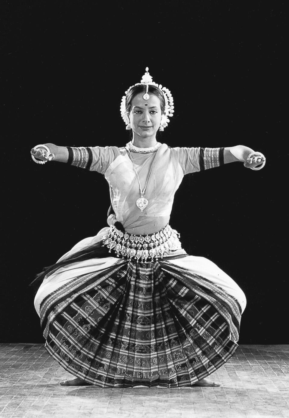 THE SYMBIOTIC RELATIONSHIP 153 sented by the crescent moon; air was represented by the circle. Ether, the subtlest element, was signified by the bindu, or dot.