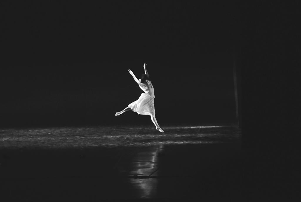 372 THE WESTERN IDIOM OF DANCE Fot. 27.