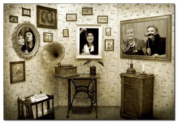11. Foto ścianka w stylu retro Fotograf w stylowym kostiumie
