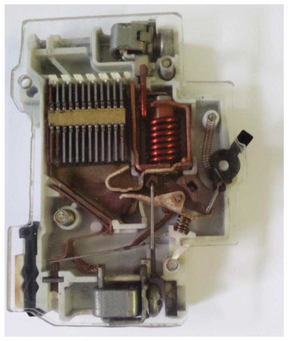Laboratorium Elektrotechniki i Elektroniki 2. Ćwiczenia 2.8.1.6. Przykłady rozwiązań stosowanych zabezpieczeń 4 3 1 2 Rys. 2.8.11.