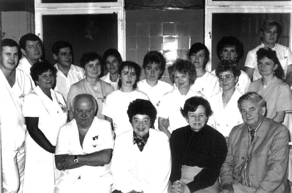 Michał Pabiszczak, Andrzej Kierzek 71 Gabriel Bűttner podczas odwiedzin ostrowskiego Oddziału Laryngologicznego w 1994 r. (siedzą od lewej: Michał Pabiszczak, Regina Bűttner, I.