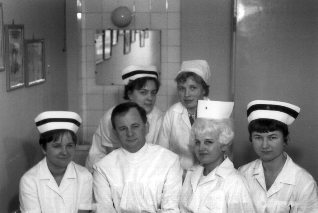 62 Gabriel Józef Antoni Büttner (1915-2011) jeden z pionierów otorynolaryngologii... Gabriel Bűttner (1915-2011) w otoczeniu personelu pielęgniarskiego Urodził się 10 marca 1915 r.