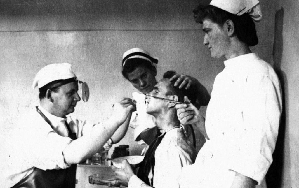 66 Gabriel Józef Antoni Büttner (1915-2011) jeden z pionierów otorynolaryngologii... Gabriel Bűttner w gabinecie specjalistycznym (1948 r.) naukowiec był także promotorem obronionej 14 czerwca 1951 r.
