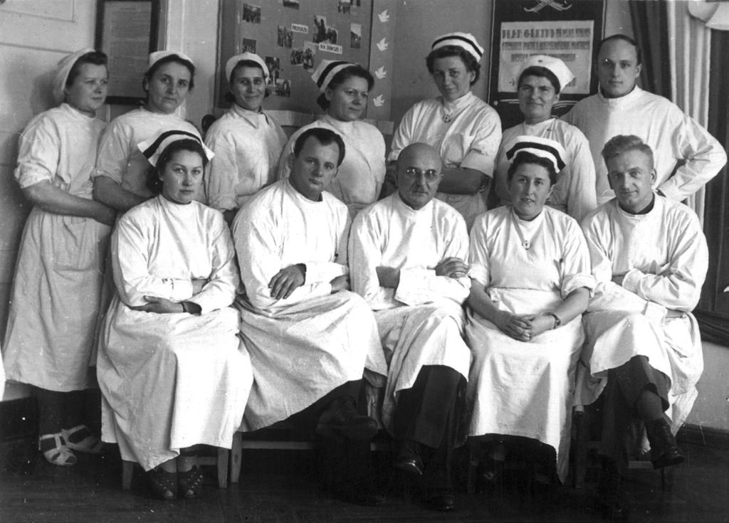 Michał Pabiszczak, Andrzej Kierzek 67 Lekarze i pielęgniarki Oddziału Laryngologicznego 111 Wojskowego Szpitala Rejonowego w Poznaniu (siedzą od lewej: drugi Gabriel Bűttner, trzeci Jan Małecki, stoi