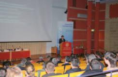Wydarzenia _ Spotkania mi dzynarodowe Forum Research & Technology w Göteborgu Ryc. 1_Doktor Tiziano Testori z Włoch podczas wykładu. Ryc. 2_ Moderator finałowej sesji nowych technologii dr Piotr Majewski (CEIA).