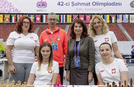 Runda III Drużyna Azerbejdzanu: Narmin Kazimova, Aydan Hojjatova, Gunay Mammadzada, Gulnar Mammadova, siedzi Zeinab Mamedjarova Hou Yifan, Chiny, (2010-2012 2013-2015, 2016) To nie był dobry dzień,