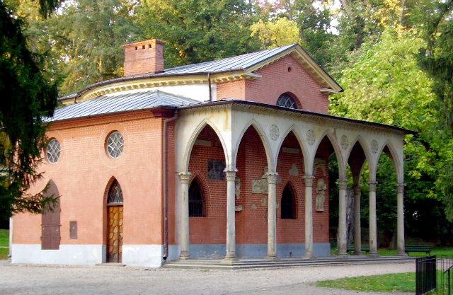 (zbudowany w stylu angielskim, akurat nie kopiujący żadnego konkretnego budynku) był drugim budynkiem rozrastającego się muzeum, przeznaczonym na zbiory sztuki światowej (np.