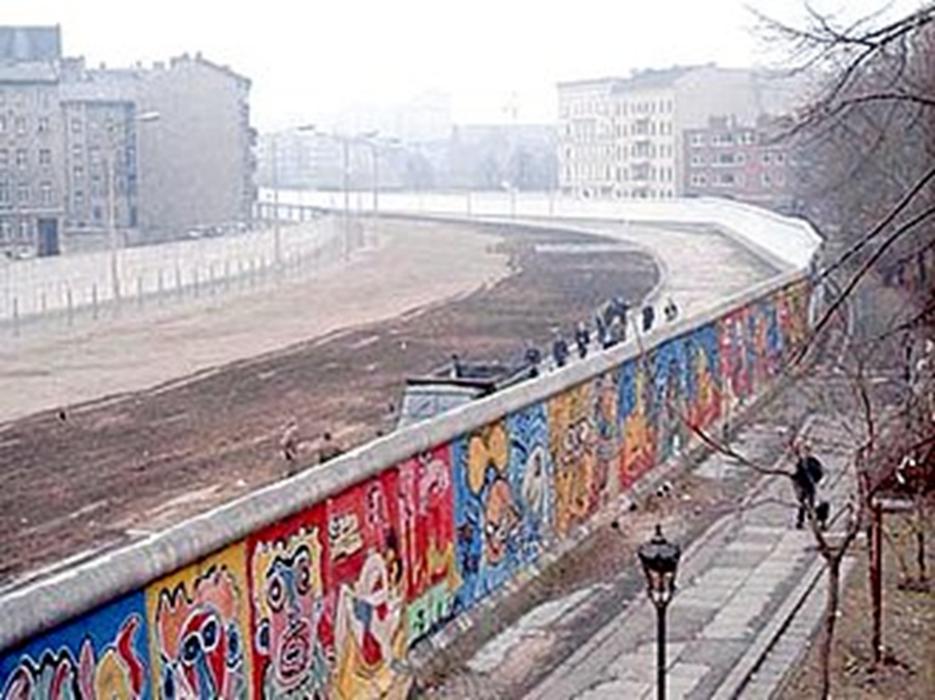 4. Przyjrzyj się fotografii i odpowiedz na pytania. 1. Podaj nazwę budowli, którą przedstawia fotografia? Fotografia przedstawia mur berliński.