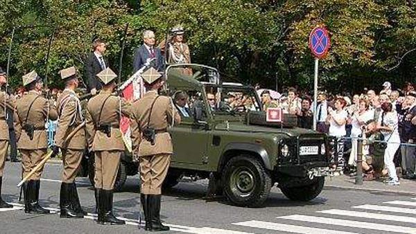 Na maszcie podniesiony Proporzec Prezydenta Rzeczypospolitej jako Zwierzchnika Sił Zbrojnych RP Proporzec Prezydenta Rzeczypospolitej Polskiej podniesiono na maszcie - jednakże niżej od flagi