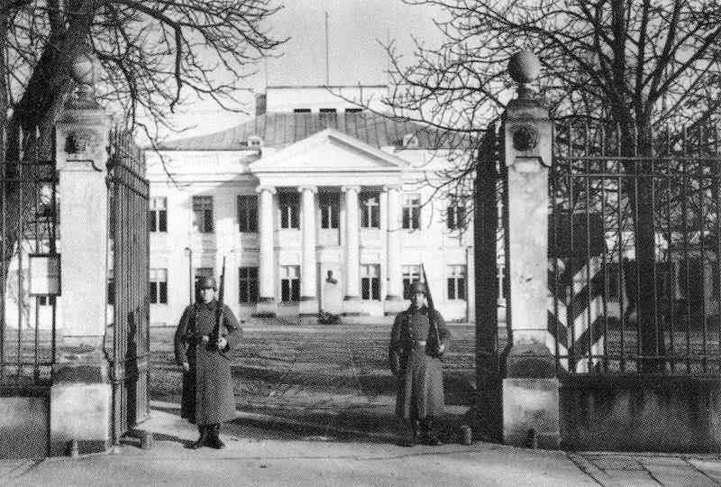 Odnotujmy przy okazji historyczną ciekawostkę. W październiku 1939 r., podczas jedynej wizyty w okupowanej Warszawie Adolf Hitler zwiedził Belweder.