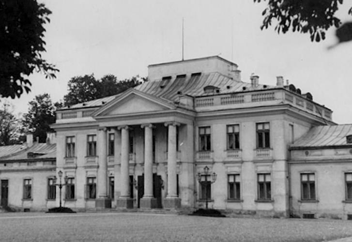 Belweder przed 1939 r. na maszcie brak jakiejkolwiek flagi. Siedzibą Prezydenta Rzeczypospolitej był wówczas Zamek Królewski w Warszawie.