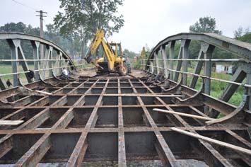 Przebudowa kratownicowego mostu drogowego na rzece 289 jezdnia złożona z warstwy ścieralnej o grubości 40 mm (beton asfaltowy SMA) oraz wiążącej o