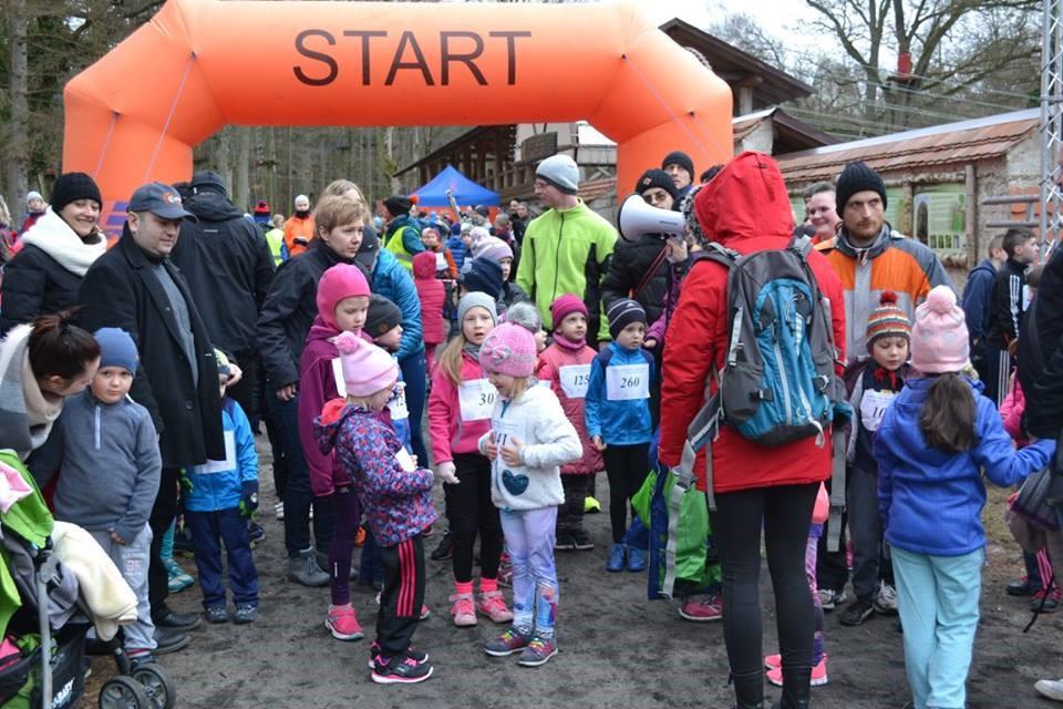 gimnazjalnych oraz biegi dla dorosłych 2000m, 3000m i marsz Nordic Walking dla seniorów. Do startu przystąpiło ponad 300 osób.
