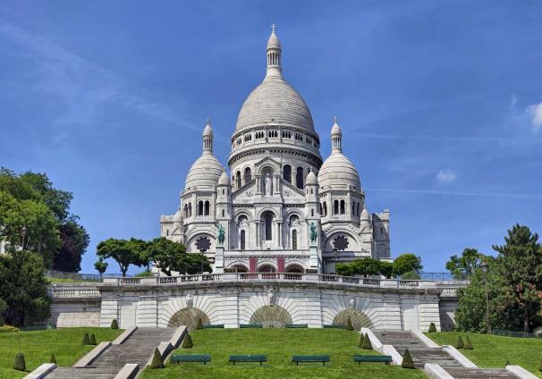 Najważniejszy z zabytków wyspy to Katedra Notre Dame potężny gotycki gmach, który w przeszłości był Montmartre symbolem sakralności władzy królewskiej, a później pobudzał
