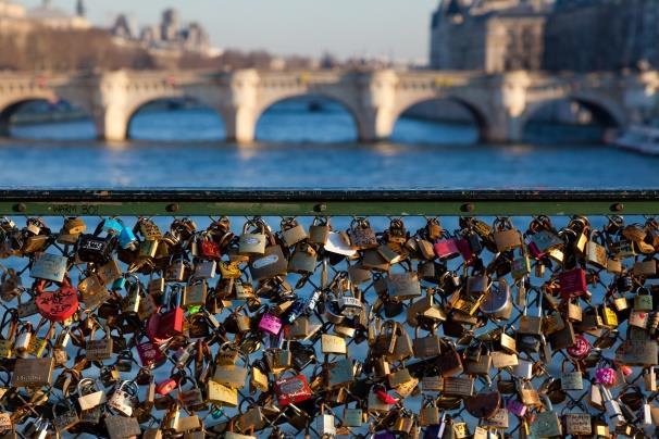 Najważniejsze atrakcje Most zakochanych Jego prawdziwa nazwa to Pont des Arts, czyli Most Sztuki, bo przecież każdy niesiony miłością może tworzyć rzeczy niezwykłe.