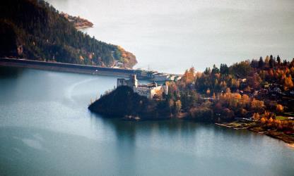 8:30, powrót ok. godz. 20:30 Pieniny i spływ Przełomem Dunajca - Polska W programie: Dębno - drewniany kościół z XV w. (UNESCO); Niedzica nad jeziorem Czorsztyńskim.