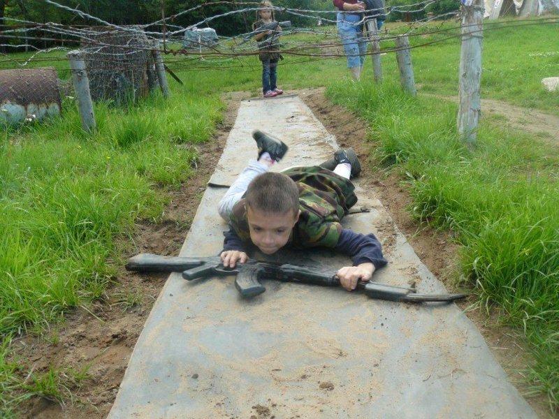 MILITARNA II program 14 godzinny ABC żołnierza: rekruci zostają żołnierzami, czeka ich musztra, - malowanie kamuflażu na twarzy, - szkolenie militarne: sprawnościowy wojskowy tor przeszkód - OSF