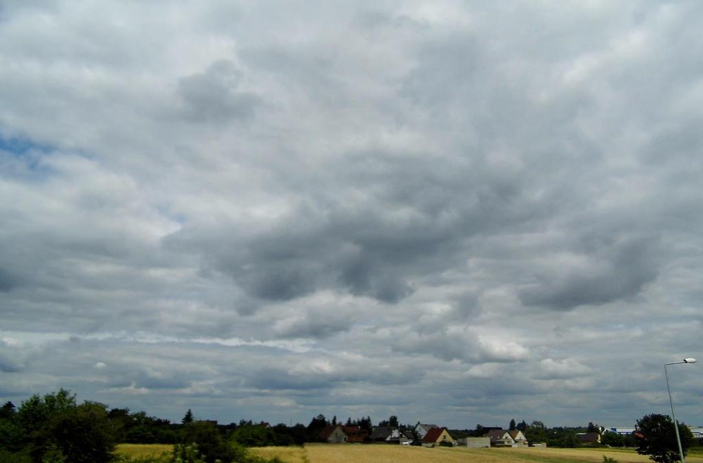 Pozostałe to perlucidus, czyli gdy człony chmur są wyraźnie porozdzielane i opacus, kiedy Stratocumulus nie przepuszcza światła słonecznego.