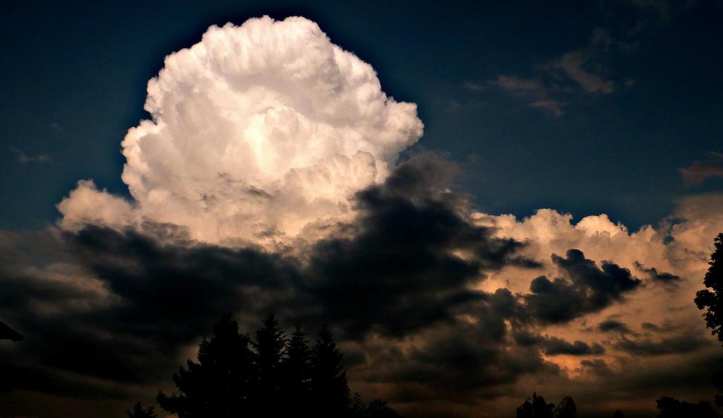 Cumulonimbus (Cb) Cumulonimbus to najbardziej efektowna chmura, która zawiera często chmury towarzyszące, a także zjawiska szczególne.