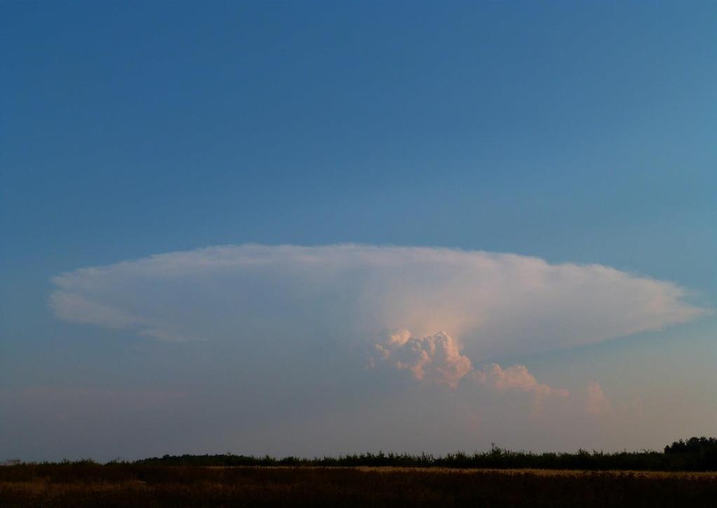 Cumulonimbus capillatus (Cb cap) Jest to najpotężniejsza i najniebezpieczniejsza ze wszystkich chmur. Jest ostatnim stadium rozbudowy pionowej chmur kłębiastych.