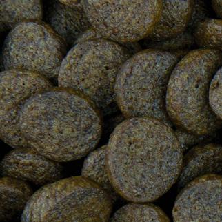 Spirulina platensis 2,5%, hydrolizowane białko drobiowe 2%, suszone drożdże, włókno celulozowe 1%, mannanooligosacharydy (MOS) 0,4%, polifosforan sodu 0,3%, ekstrakt z aksamitki
