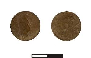 Podczas doczyszczania powierzchni wokół postumentu [31] znaleziono w humusie monetę egipską (Fot. 4). 2 cm Fot. 4. Egipska moneta obiegowa o nominale 5 Millieme z roku 1924.