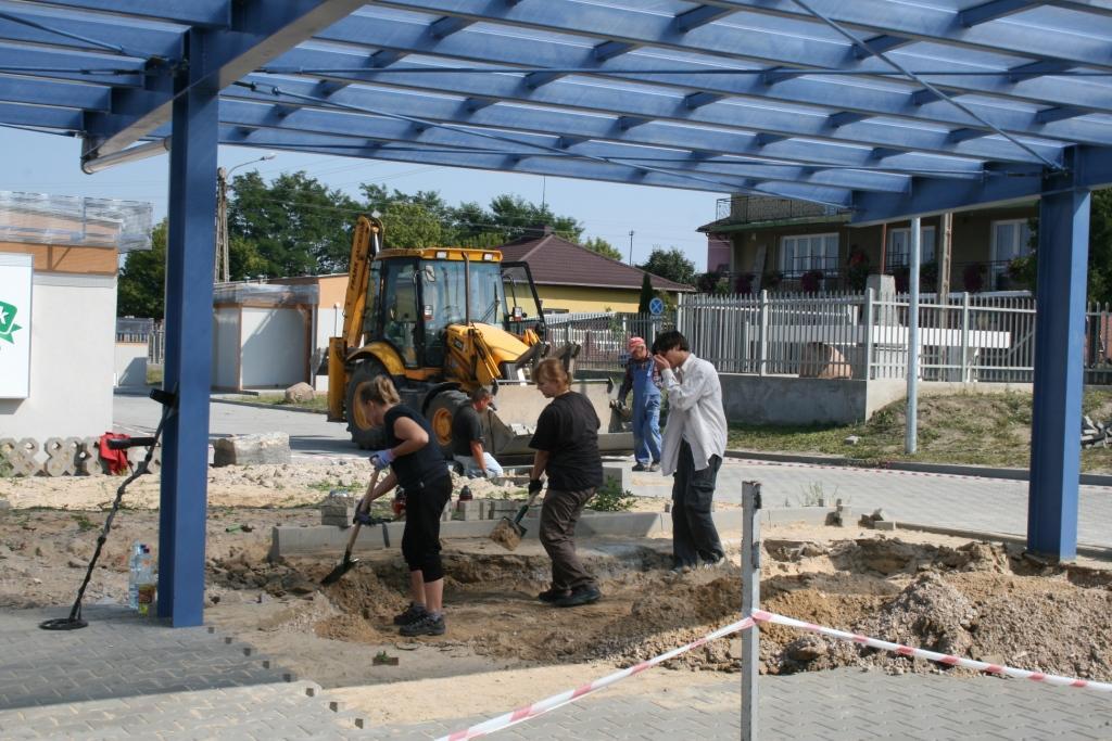 Drugi etap badań nastąpił po około półtoramiesięcznej przerwie. W tym czasie trwały przygotowania do nieinwazyjnego (georadarowego) rozpoznania terenu w poszukiwaniu kolejnych mogił.