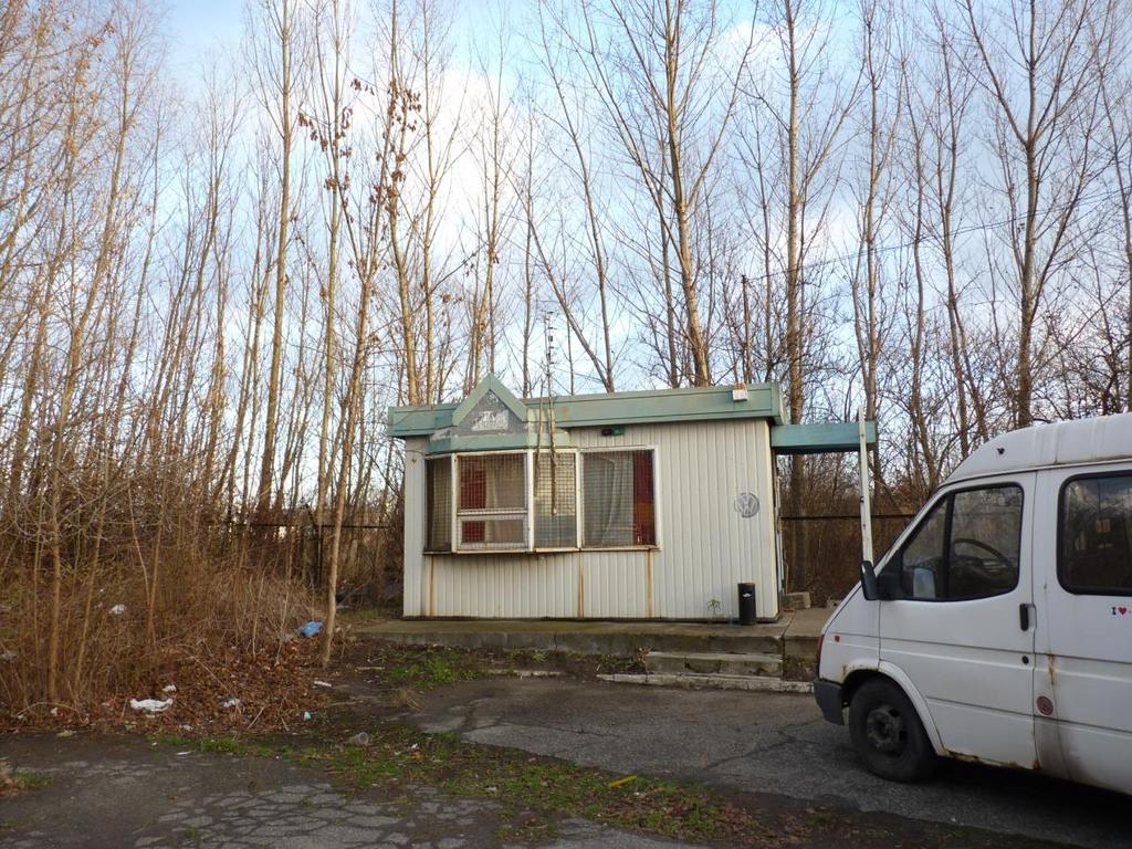 Kiosk wartownika o powierzchni użytkowej 11,99 m² na planie sytuacyjnym zaznaczony lit. G).