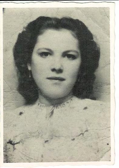 Styczeń 1945. Druga wojna światowa zbliżała się ku końcowi. Hela podążała polną drogą w stronę Pelplina, szła szybko, w obawie, że matka zauważy jej wyjście. Śnieg skrzypiał pod jej nogami.
