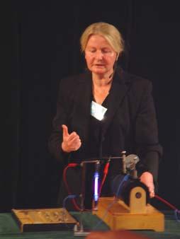 fizyki dr Aleksandra Jendrzejczak zaprezentowała