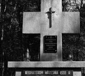 Żołnierze po wysuszeniu ubrań przemoczonych podczas przeprawy przez Rabę układają się do snu. Tymczasem wróg zaalarmowany przez donosiciela organizuje atak pod dowództwem Roberta Kocha.
