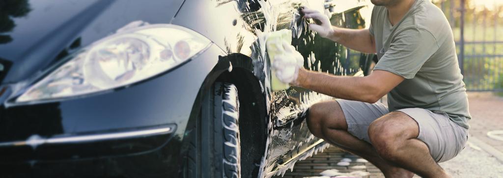 9 UMYJ SAMOCHÓD 10 ZADBAJ O LAKIER Zimowy brud zawiera sól i piasek, które z czasem zaczynają niszczyć auto. SPŁUKAJ BRUD Z NADWOZIA, BY W TRAKCIE MYCIA NIE PORYSOWAĆ LAKIERU.