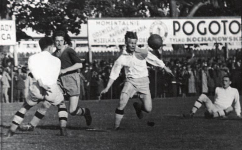 28 Szymon BENIUK o zachowaniu publiczności. Z reguły ograniczano się do podania frekwencji. Niekiedy pojawiał się artykuł opisujący publiczność na polskich stadionach.