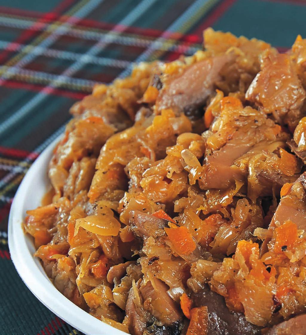 Kapusta wigilijna Joanna Rogala, KGW Gardeja 1 kg kapusty 1kg pieczarek 2 kostki masła 2 cebule liście laurowe, ziele angielskie, pieprz Rozpuścić w rondlu masło, kiszoną kapustę odcisnąć lub