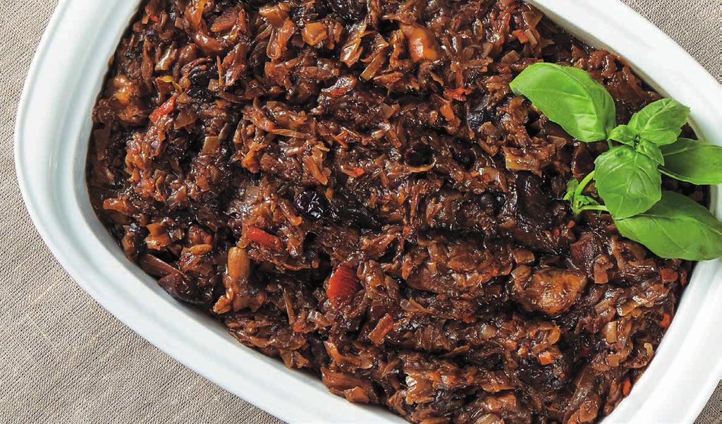 Kapusta z grzybami Helena Czajka, KGW Janowo 80 g suszonych grzybów 1 kg kiszonej kapusty duża cebula 5 łyżek oleju rzepakowego 2 liście laurowe 2-3 ziarna ziela angielskiego sól pieprz vegeta