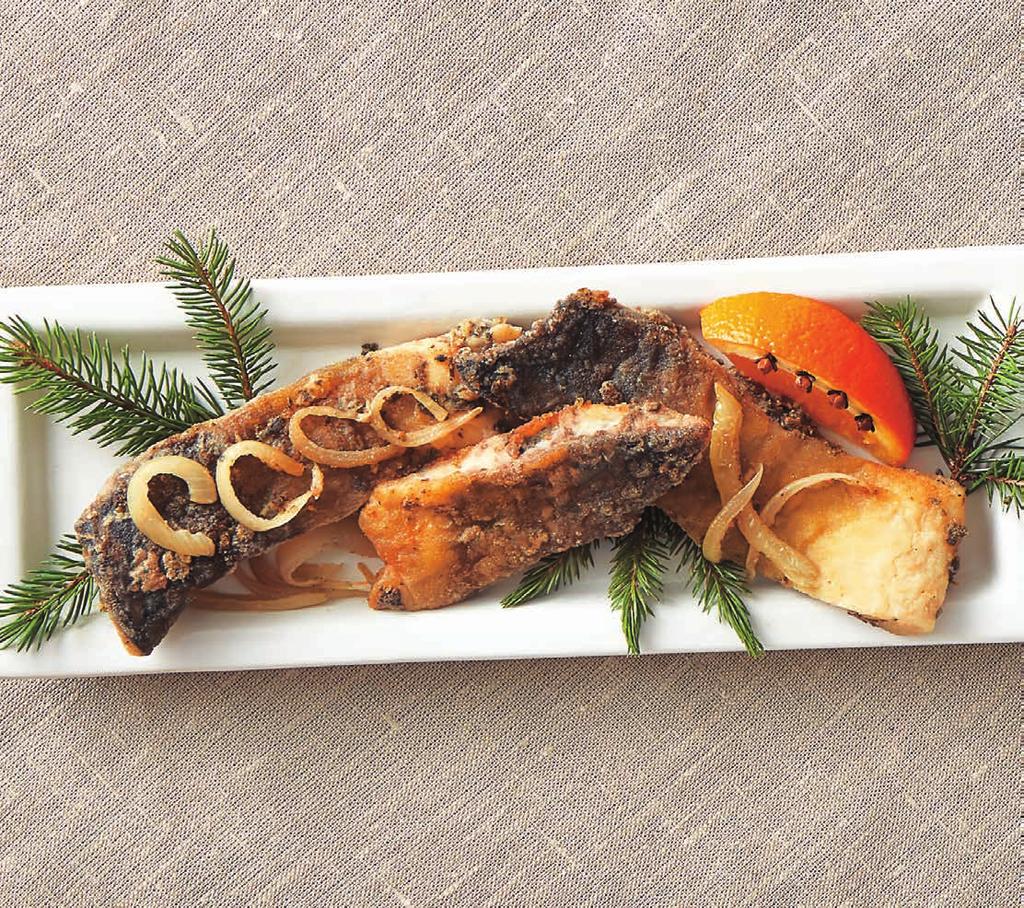Karkówka ze śliwką i żurawiną Hanna Nowak, KGW Tychnowy 1½ kg karkówki wieprzowej sól pieprz cytrynowy czosnek mielony suszone śliwki, żurawina olej do smażenia szklanka wina białego półsłodkiego
