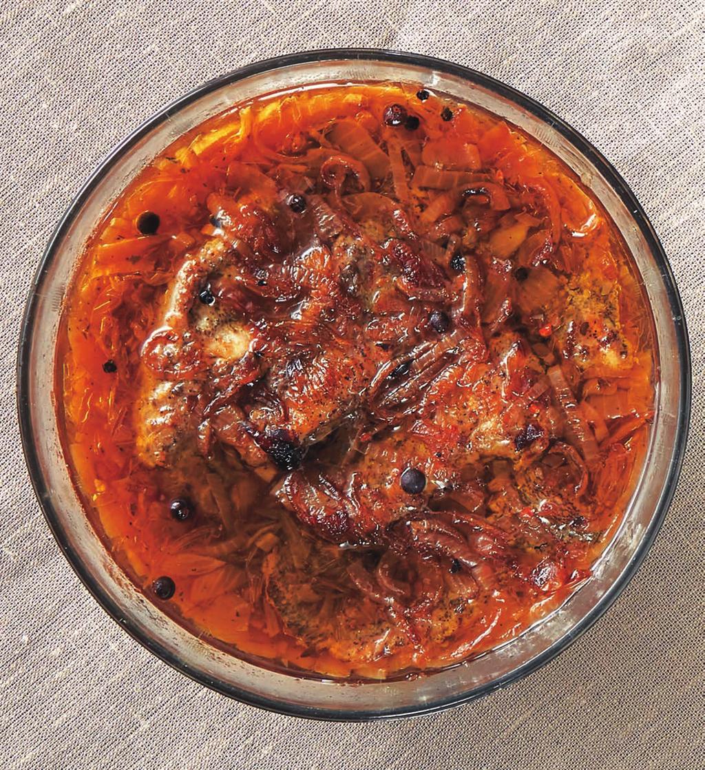 Ryba w occie Elżbieta Szczukowska, KGW Rakowiec 1½ kg filetu z ryby sól, pieprz, mąka, olej, cebule ziele angielskie 2 liście laurowe 2 szklanki octu 10% 6 szklanek wody Rybę posolić i popieprzyć,