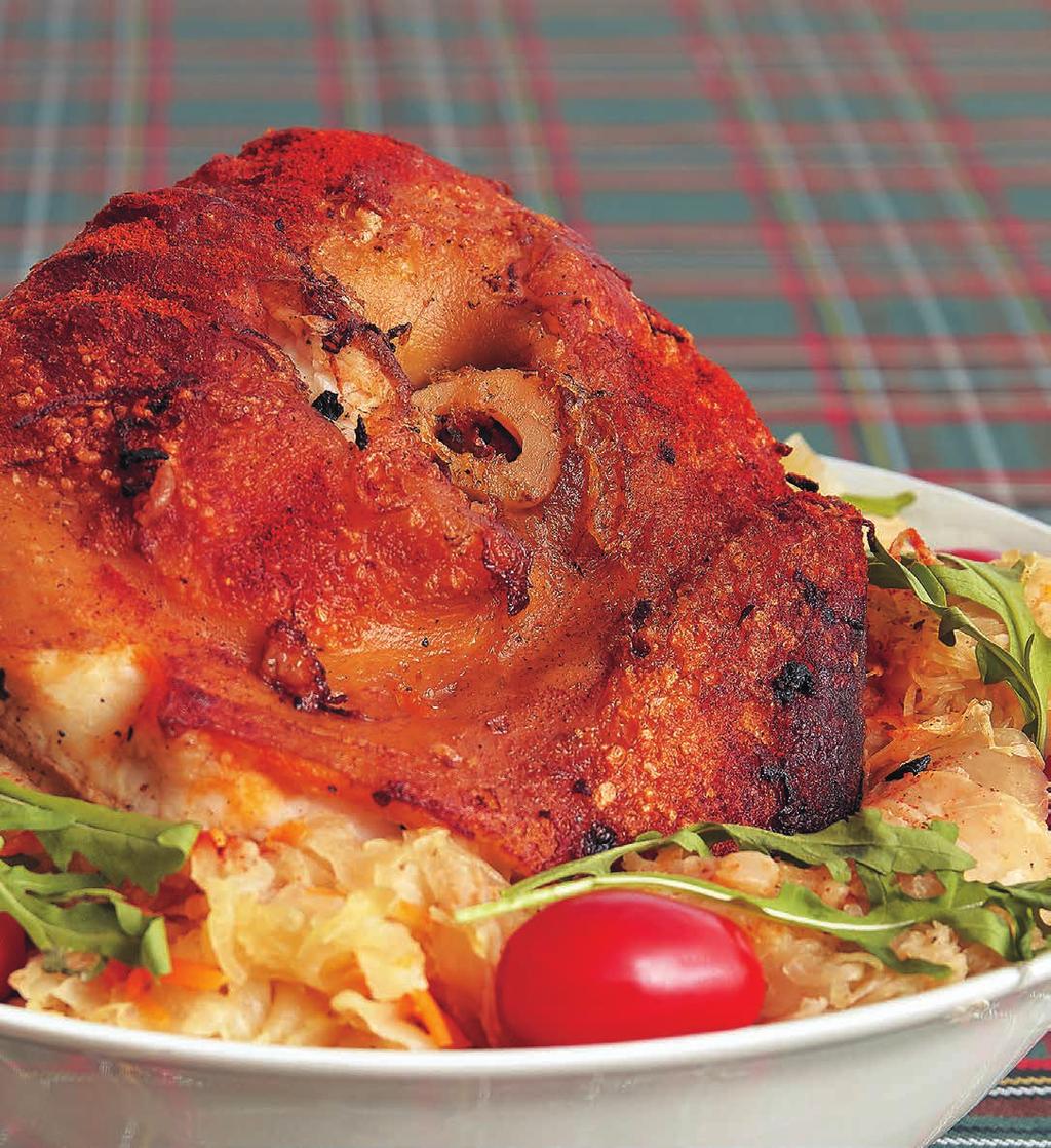 Filet rybny zapiekany z warzywami Grażyna Plewako, KGW Trzciano 500 g filetów rybnych 2 cytryny 4 łyżki mąki 2 marchewki duża pietruszka (korzeń) pół selera (korzeń) 2 cebule kieliszek białego