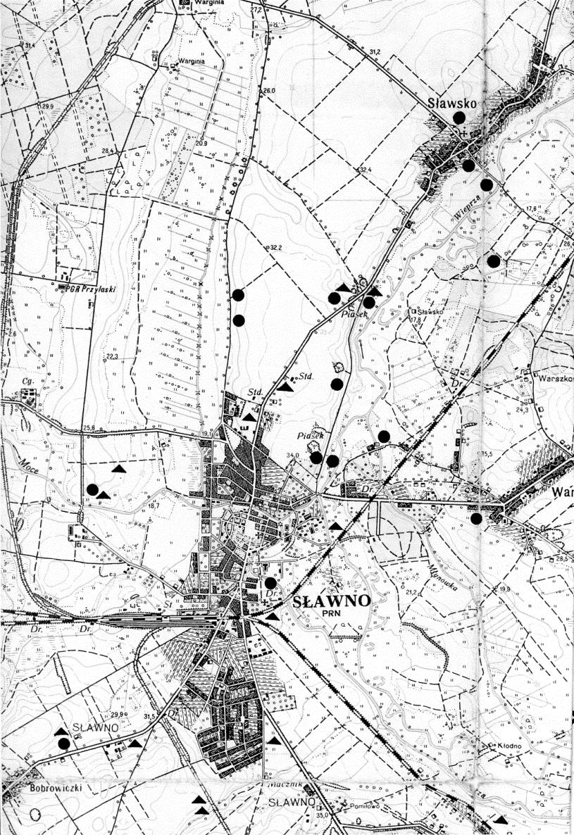 Badania archeologiczne na terenie Sławna 21 Ryc. 2. Rejon Sławna z zaznaczonymi stanowiskami archeologicznymi: trójkąty znaleziska pradziejowe, kółka wczesnośredniowieczne osady (oprac. I.
