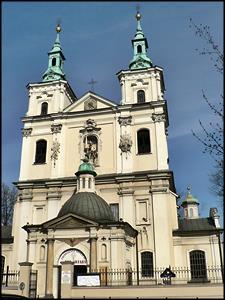 Po kościele romańskim z XII wieku wybudowano trójnawowy kościół gotycki w XIV w. Odbudowany był po pożarach w XVI wieku w stylu renesansowym. Obecny kościół pochodzi z drugiej połowy XVII w.