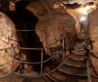 14 świętokrzyskie Trasa podziemna na Kadzielni w Kielcach Na Kadzielni, w wyniku połączenia trzech jaskiń Odkrywców, Prochowni i Szczeliny - powstała podziemna trasa o długości ok. 130 m.
