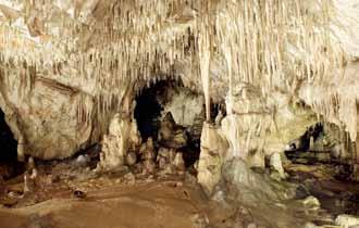 świętokrzyskie 17 Jaskinia Raj Położona ok. 10 km od centrum Kielc (jadąc w stronę Krakowa) Jaskinia Raj, to najpiękniejsza jaskinia krasowa regionu prawdziwy raj dla naszej wyobraźni.