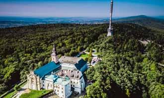 świętokrzyskie 3 Święty Krzyż Na Łysej Górze, w sercu puszczy jodłowej, stoi klasztor pobenedyktyński, miejsce kultu religijnego odwiedzane przez tysiące turystów i pielgrzymów ze względu na