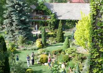 świętokrzyskie 49 Ogród na Rozstajach w Młodzawach Małych W przepięknym prywatnym ogrodzie założonym przez artystę rzeźbiarza, na powierzchni 1 hektara rośnie kilka tysięcy roślin: drzewa, krzewy i