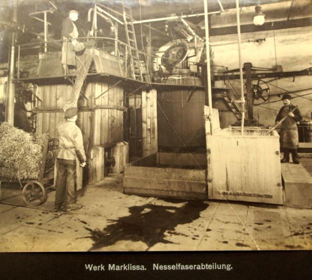 następnie w Biedrzychowicach (1917) a później w Miłoszowie i Pobiednej. Od 1925 roku oprócz tkanin wełnianych i bawełnianych zaczęto produkować tkaniny ze sztucznego jedwabiu.