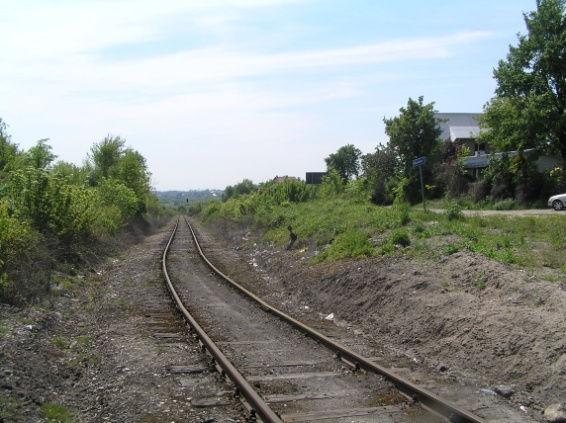 Na fotografiach powyŝej, pokazany jest tor bocznicy kolejowej leŝący w granicach stacji Modlin na linii E 65 (zdjęcie po lewej) i tor bocznicy