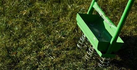 Nawożenie Każdy trawnik, aby był zdrowy i miał piękny zielony kolor wymaga nawożenia. Na rynku dostępnych jest wiele nawozów przeznaczonych do trawnika.